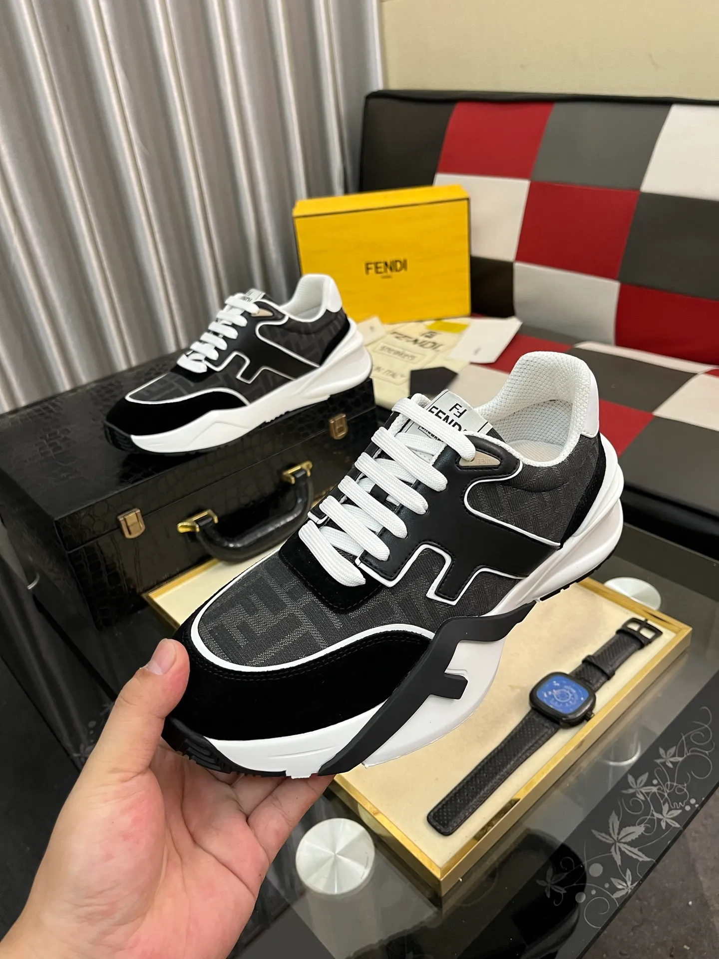 Men's men's shoes 💰560⌚️⌚️FENDI.•FENDI unique modern style sneakers. Counter purchasing🏃casual shoes😍😍 Original breathable fly-knit mesh imported from Italy (refuses to discolor and abrade feet) soles: Original soles specially provided by the original factory, super cool😍 French lazy style design ⚠️ Original quality, super comfortable and wear-resistant original soles. Code number: 38-442️⃣Colors available